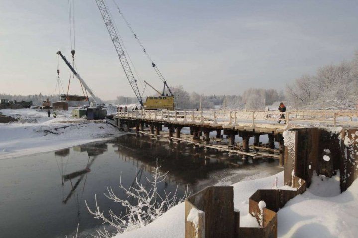 Шпунтовое ограждение при строительстве временного моста в Ногинске