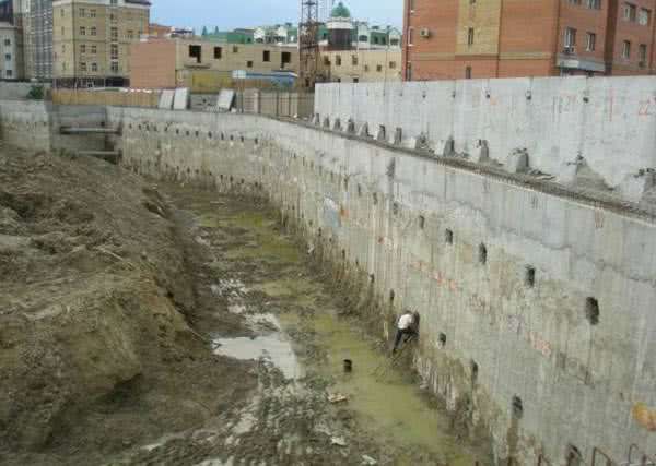 монолитная бетонная стенка в грунте